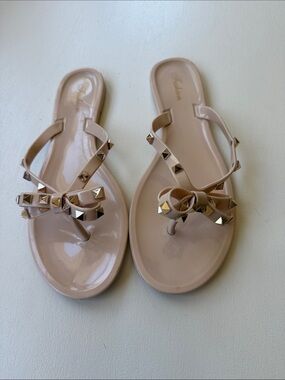 Fashion Brand Company Beige Bow Thong Sandals with Gold Studs